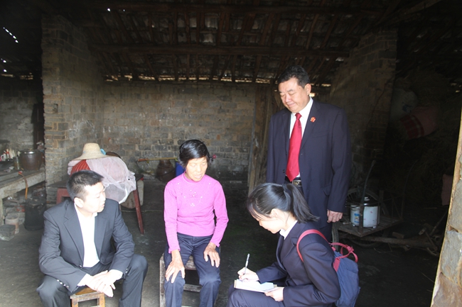 走访贫困户.JPG 走访贫困户.JPG